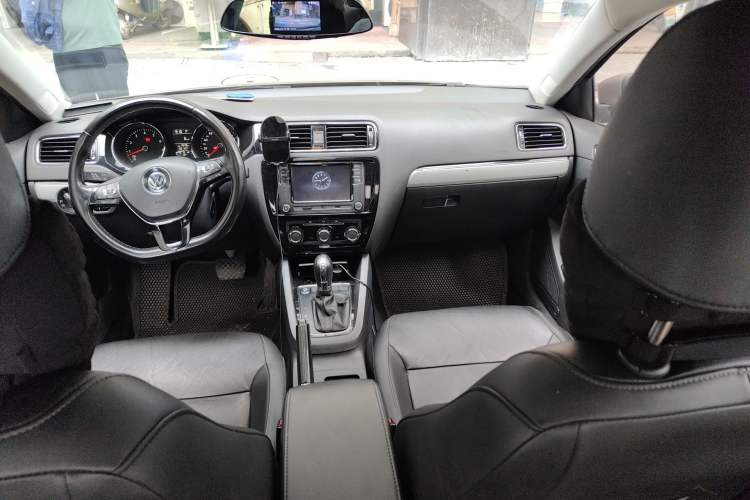 Used Volkswagen Sagitar 2017 1.6L Automatic Comfort Model Center Console