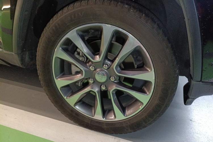 Used Jeep Grand Cherokee 2017 3.0L Elite Navigation Edition Right Front Wheel Hub