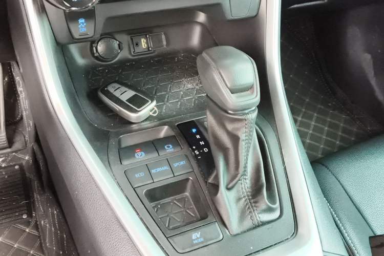 Used Toyota Wildlander 2022 Facelifted Dual-Motor 2.5L E-CVT Two-Wheel Drive Leading Edition Gear Lever