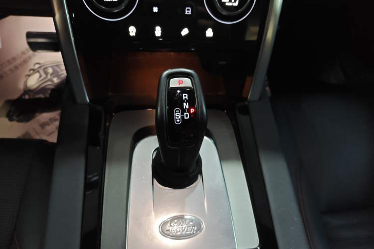 Used Land Rover Discovery Sport 2022 249 PS Metropolitan Edition 5 Seats Gear Lever