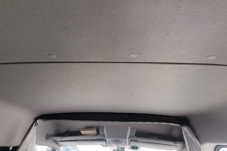 Used Dongfeng Yufeng 2021 2.0T Power King Front-Drive Logistics Vehicle Long Wheelbase Mid-Roof Design 6–9 Seats China VI Emission Standard ZD20
