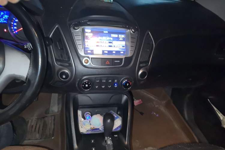 Used Hyundai ix35 2012 2.0L Automatic Two-Wheel Drive New Edition GL Audio And AC Panel