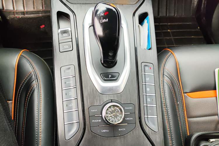 Used Wey VV5 2019 1.5T Two-Wheel-Drive Orange Edition Limited Model
