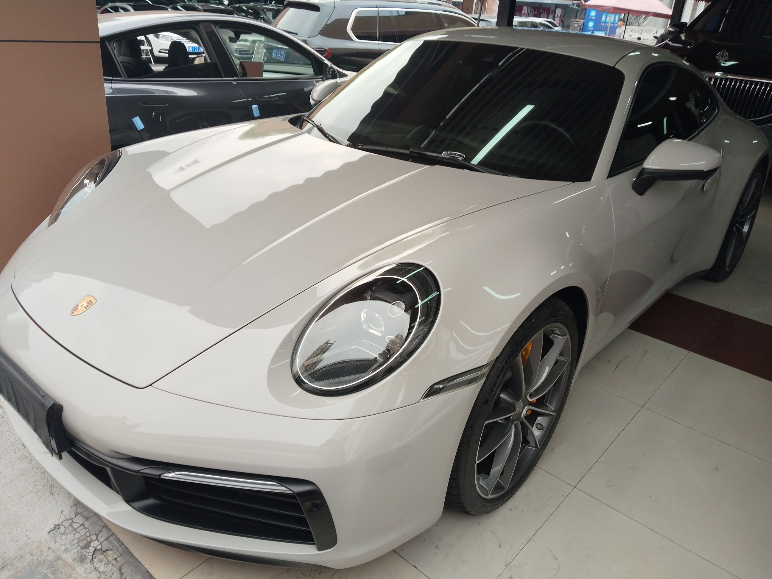 تحت مقدمة السيارة