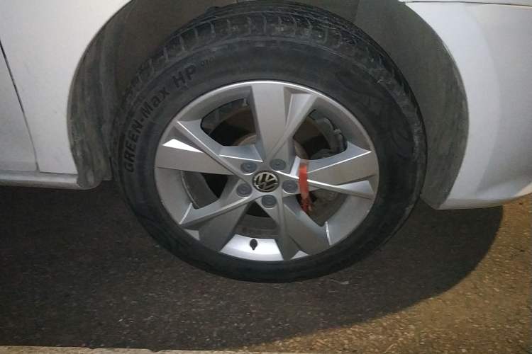 Used Volkswagen Bora 2015 Value Edition 1.6L Manual Fashionable Style Right Front Wheel Hub