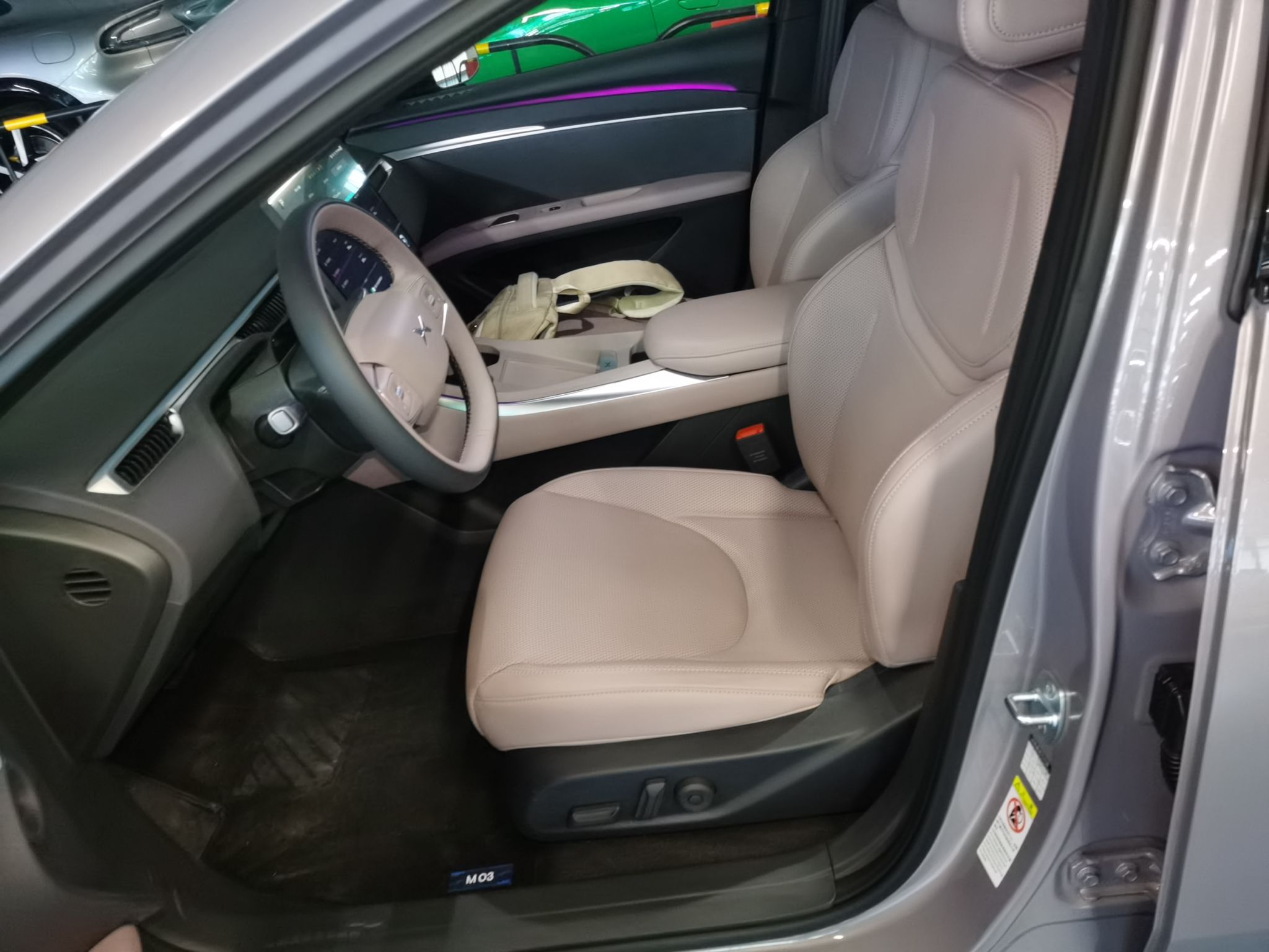 المقاعد الأمامية داخل السيارة