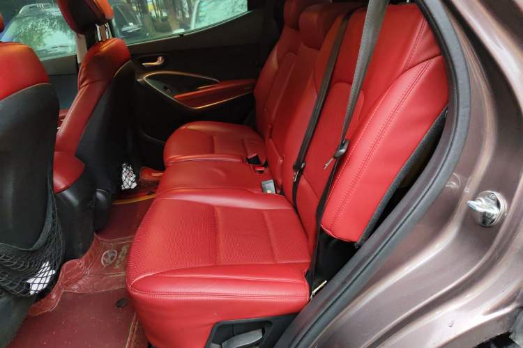 Used Hyundai Santa Fe 2013 2.4L Automatic Two-Wheel Drive Smart Version Left Rear Seat