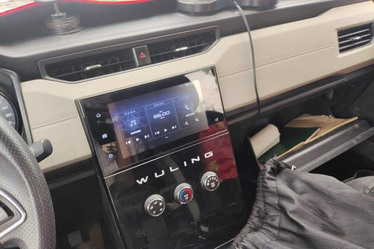 Used Wuling Hongguang PLUS 2020 1.5L Manual Comfort 7-Seater Audio And AC Panel