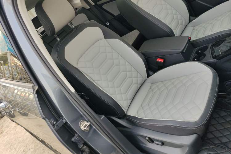 Used Volkswagen Tayron 2023 300TSI Two-Wheel-Drive Luxury Plus Advanced Edition Right Front Seat