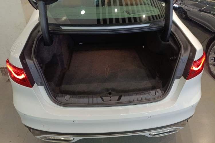 Used Jaguar XFL 2024 2.0T P300 Four-Wheel Drive Flagship Sport Gold Edition
