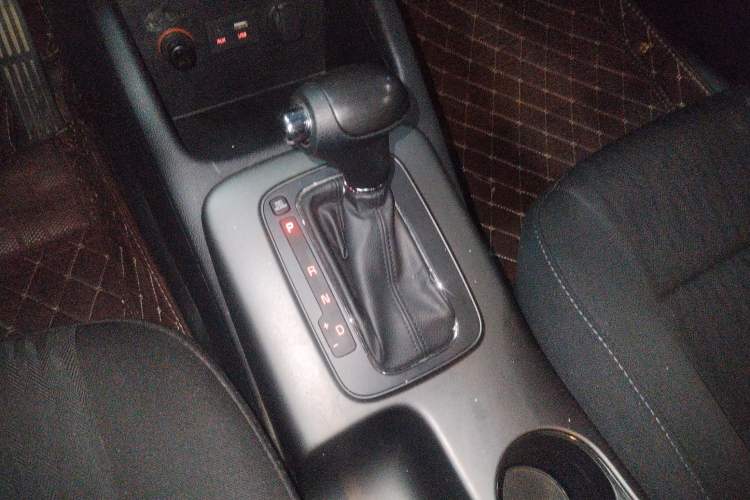 Used Kia K3 2015 1.6L Automatic GL Gear Lever