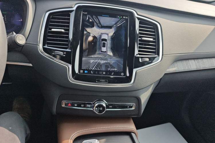 Used Volvo XC90 New Energy 2025 T8 Luxury Prestige 7-Seater Audio And AC Panel
