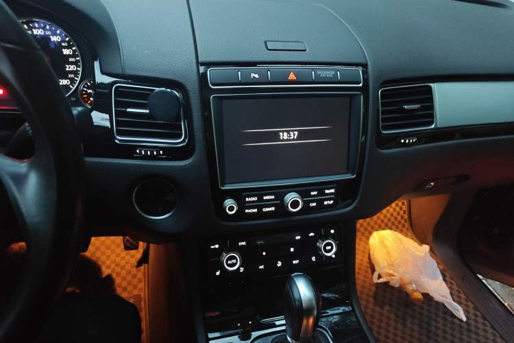 Used Volkswagen Touareg 2018 3.0 TSI Glory Collection Edition Audio And AC Panel