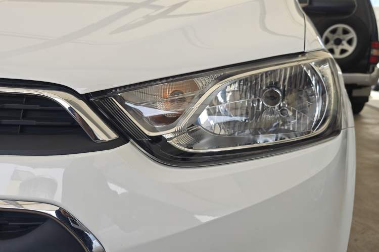 Used Chevrolet Aveo Sonic 2014 Sedan 1.4SL AT Stylish Sunroof Edition Left Front Headlight