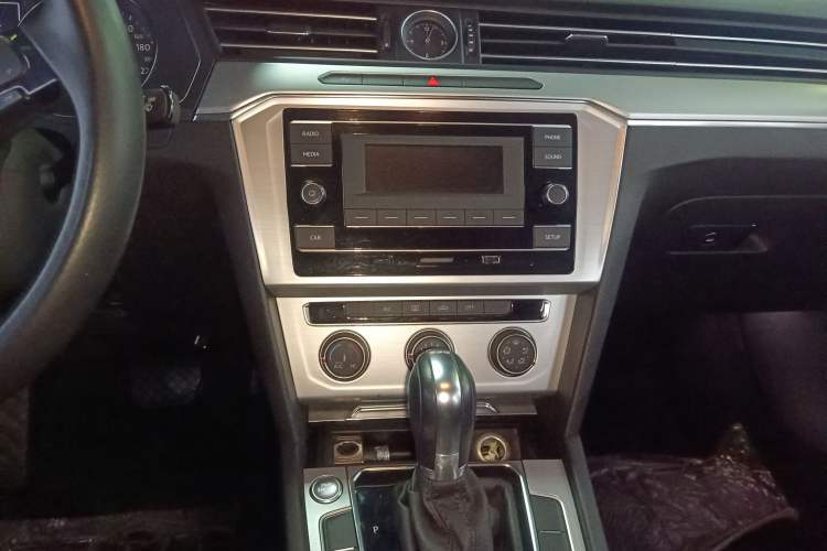 Used Volkswagen Magotan 2019 280TSI DSG Comfort Model China VI Standard Audio And AC Panel