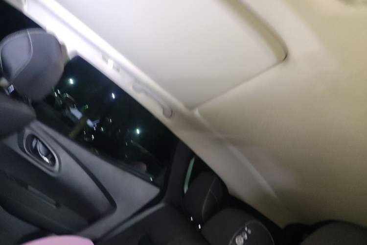 Used Renault Kadjar 2017 2.0L Two-Wheel Drive Comfort Edition Headliner