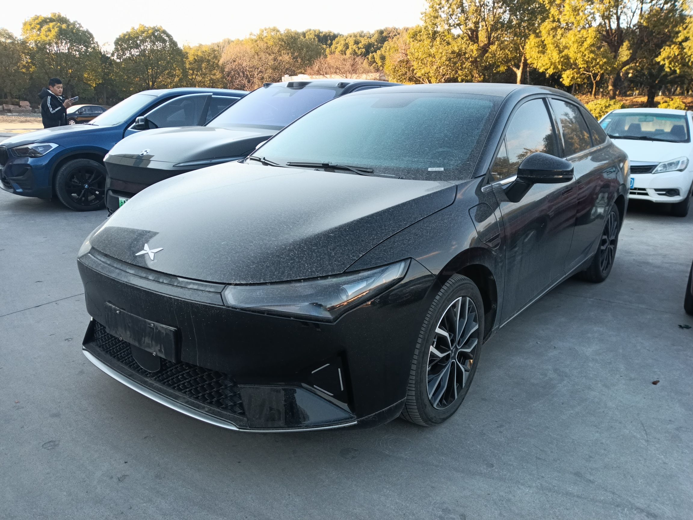 Под передней частью автомобиля