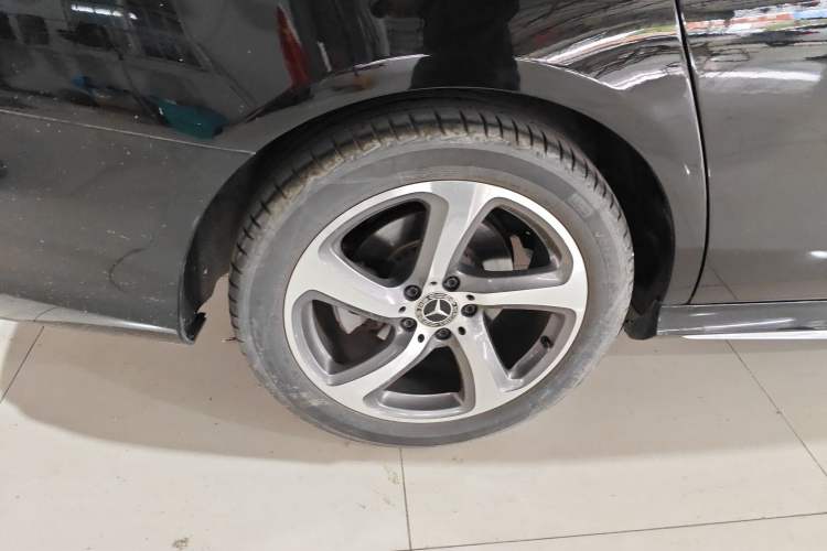 Used Mercedes-Benz E-Class 2018 E 300 L Sporty and Stylish Model
