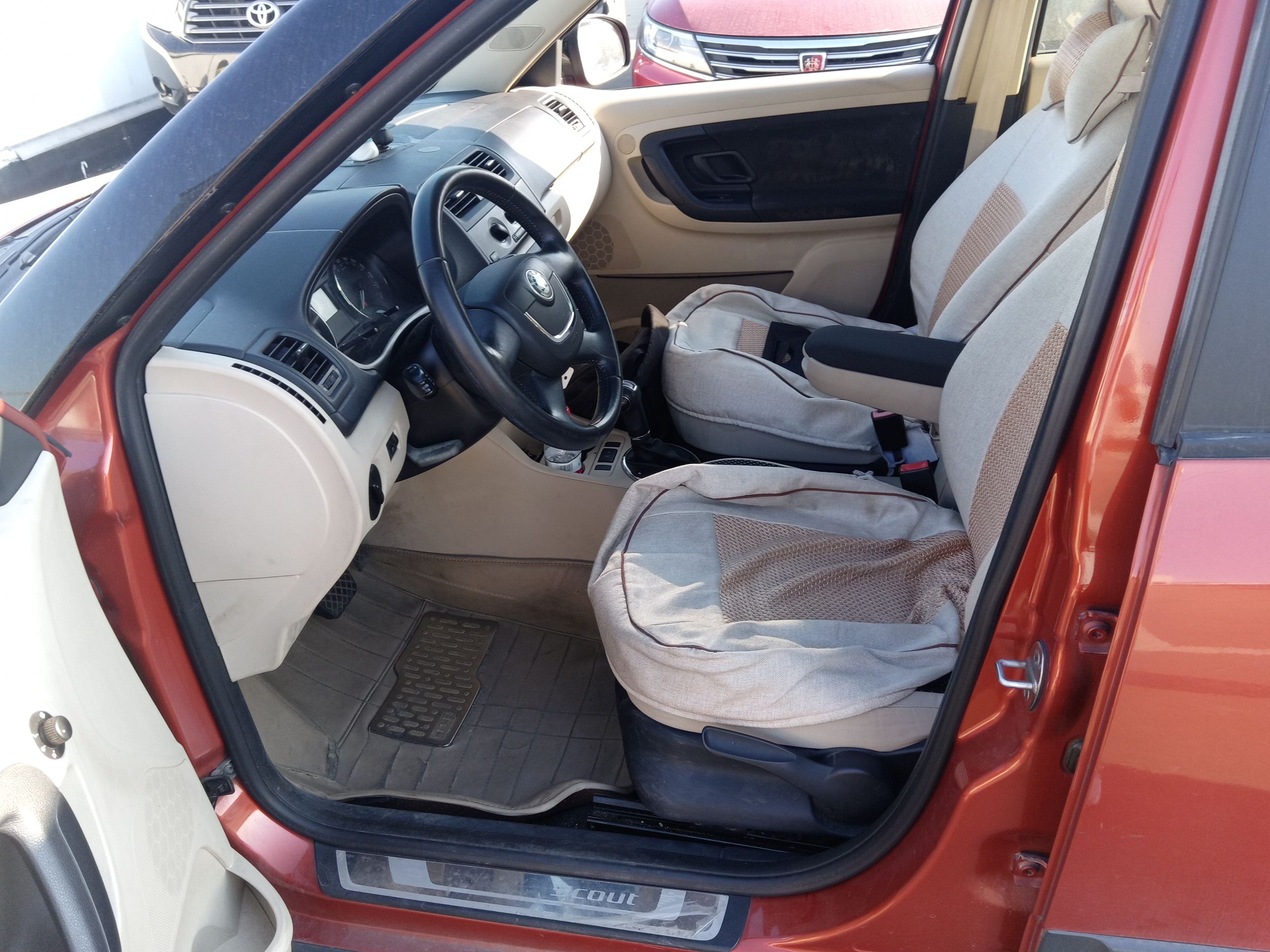 المقاعد الأمامية داخل السيارة