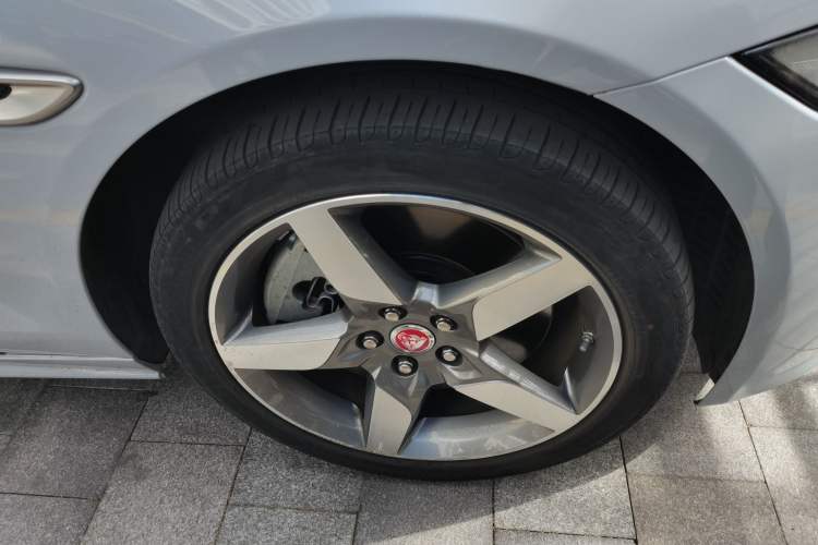 Used Jaguar XE 2018 2.0T 300 PS All-Wheel-Drive R-Sport Sport Edition Right Front Wheel Hub