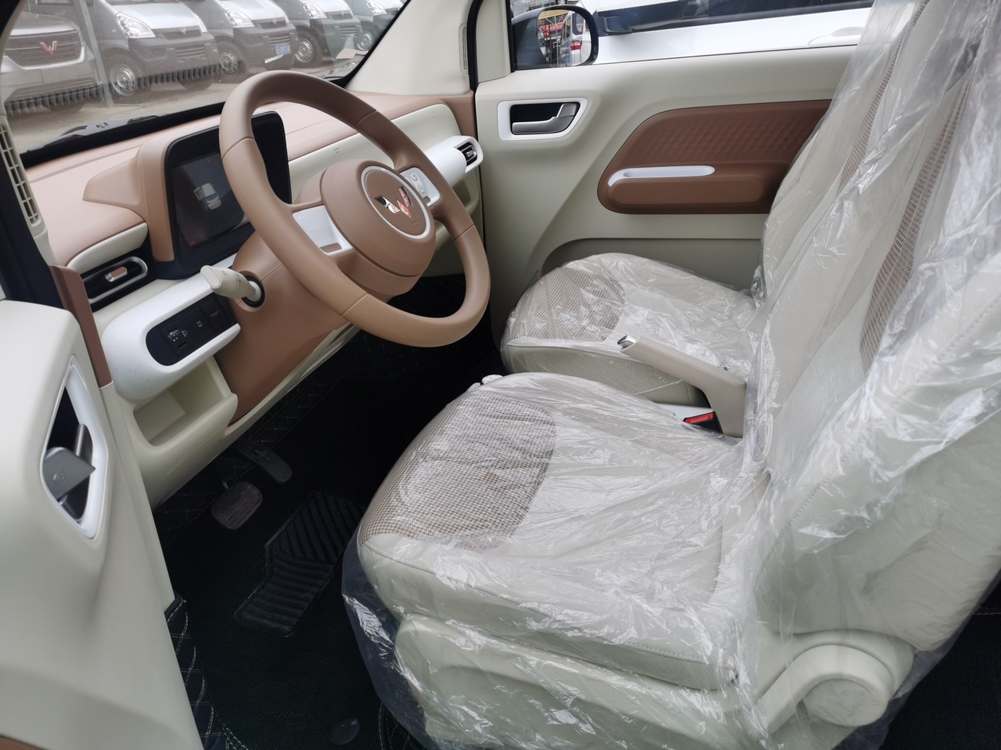 المقاعد الأمامية داخل السيارة