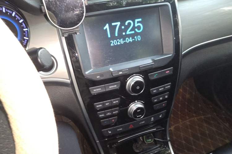 Used Haval H2 2018 Red-Label 1.5T Dual-Clutch Two-Wheel-Drive Luxury Model Audio And AC Panel