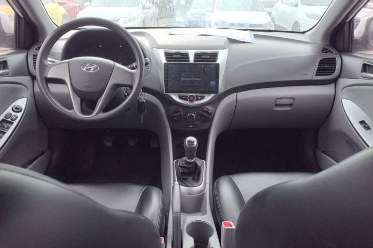 Used Hyundai Verna (older generation) 2014 1.4L Manual Smart GLS Trim Center Console