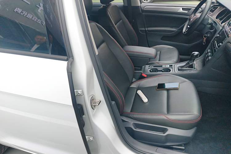 Used Volkswagen Golf 2016 1.6L Automatic Fashion Model Right Front Seat