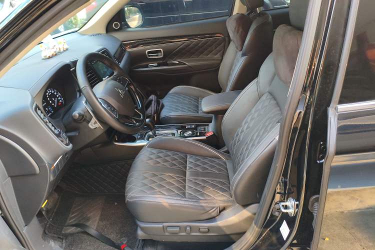 Used Mitsubishi Outlander 2021 2.4L 4x4 Zhi Xiang Edition 7 Seats
