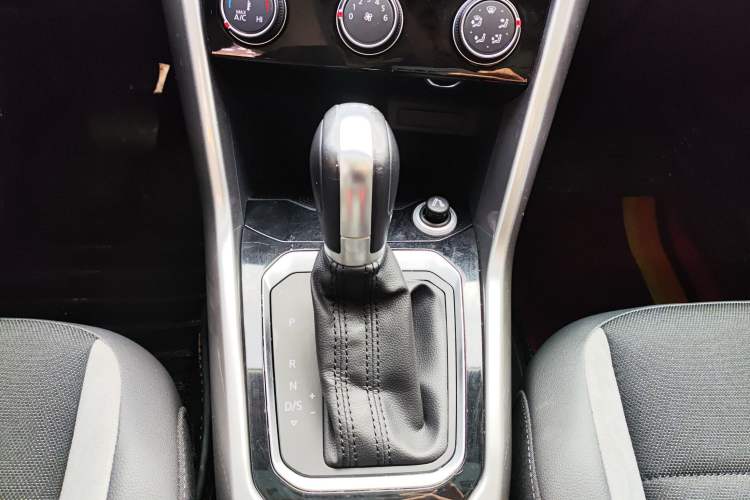 Used Volkswagen T-ROC 2020 230TSI DSG Two-Wheel Drive Advanced Version Gear Lever