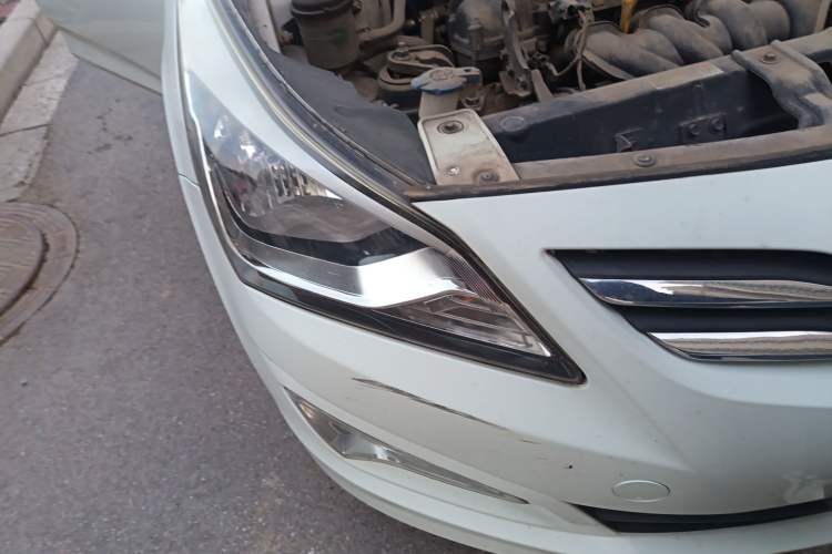 Used Hyundai Verna (older generation) 2014 1.4L Manual Smart GLS Trim Right Front Headlight