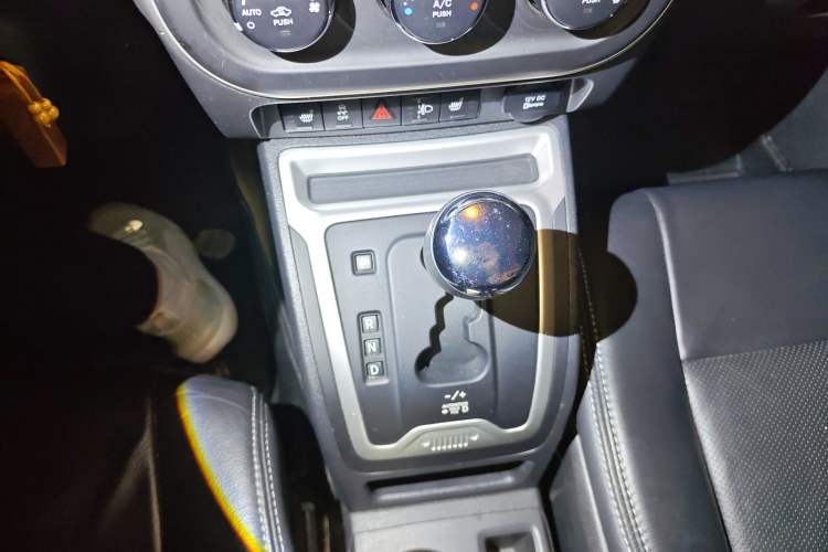 Used Jeep Compass 2014 2.4L four-wheel drive luxury version Gear Lever