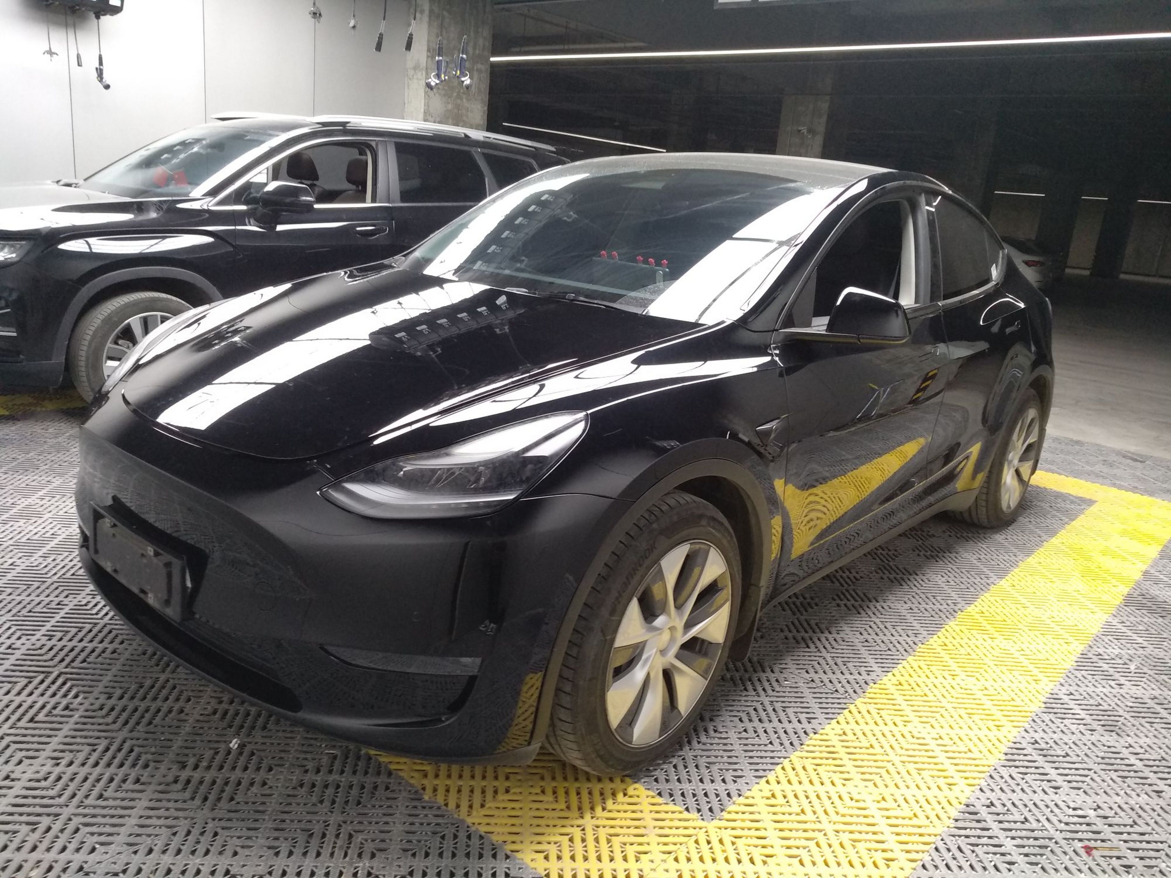 Под передней частью автомобиля