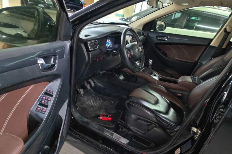 Used Dongfeng Fengon 580 2016 1.5T Manual Luxury Edition Driver Seat