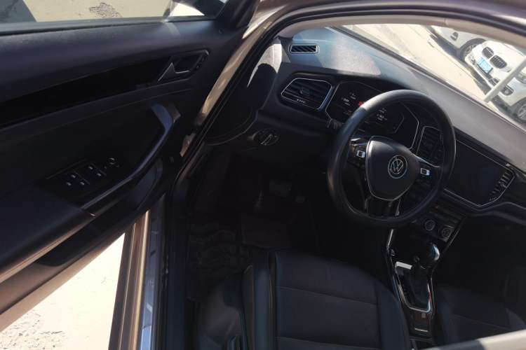 Used Volkswagen T-ROC 2021 280TSI DSG Two-Wheel Drive Comfort Connect 30th Anniversary Edition
