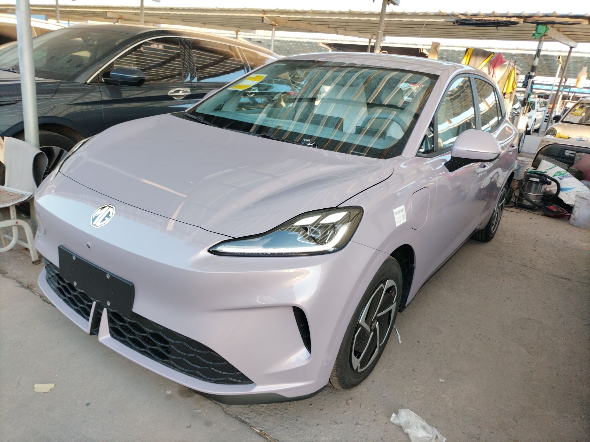 Под передней частью автомобиля