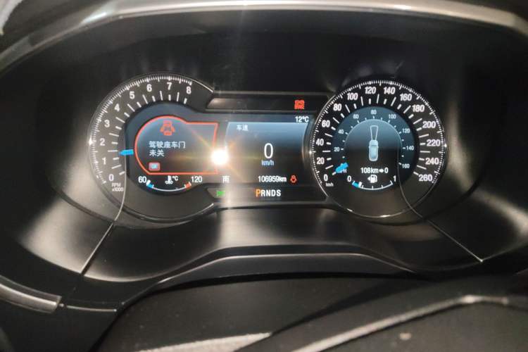 Used Ford Edge 2016 EcoBoost 330 V6 Four-Wheel-Drive Flagship Model with 7 Seats Odometer Close Up