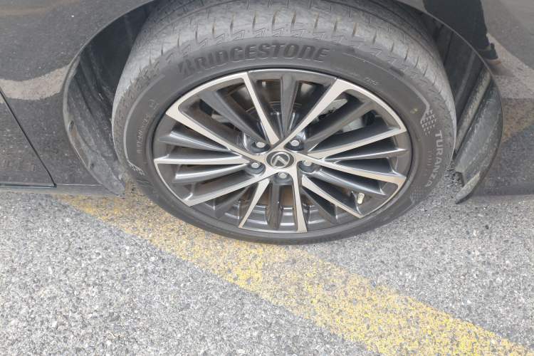 Used Lexus ES 2021 300h Deluxe Edition
