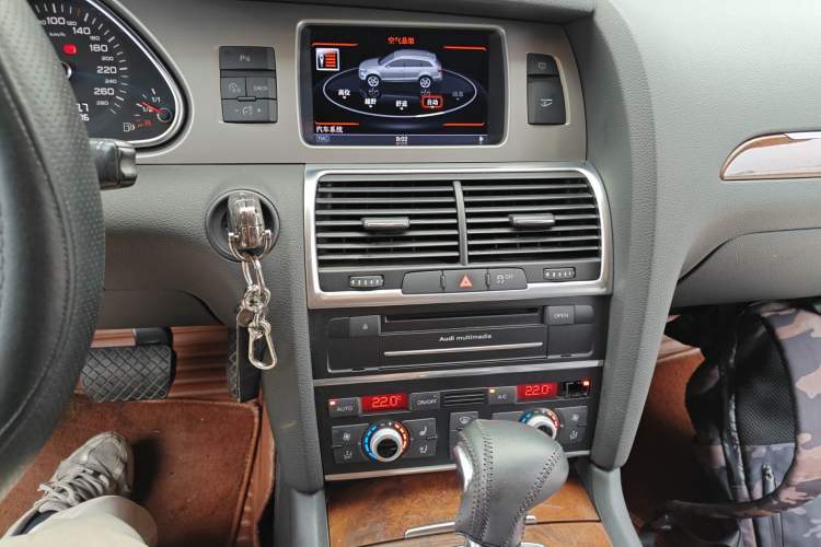 Used Audi Q7 2014 35 TDI Sport Edition Audio And AC Panel