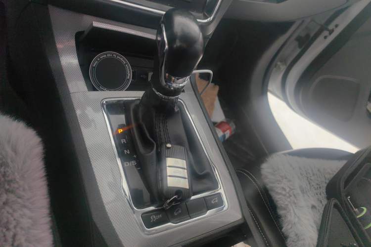 Used Roewe RX5 2016 30T Two-Wheel Drive Automatic Internet Smart Edition Gear Lever