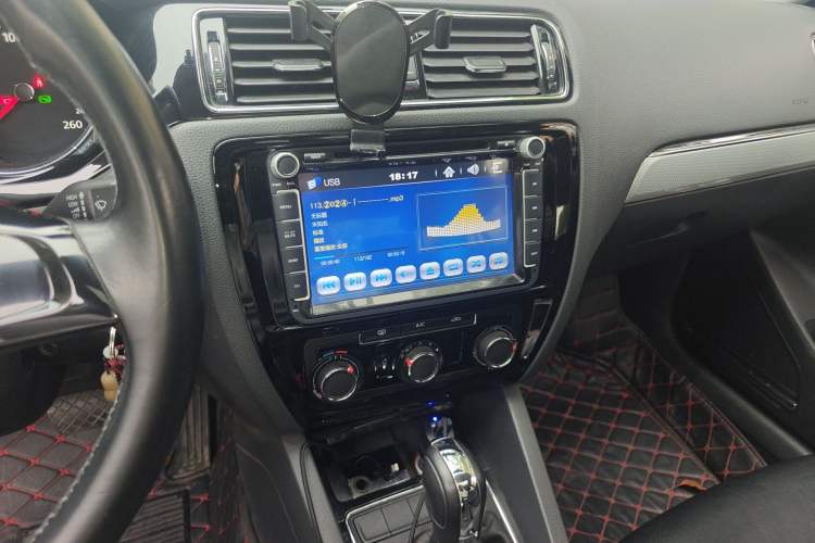 Used Volkswagen Sagitar 2015 1.6L Automatic Comfort Model Audio And AC Panel