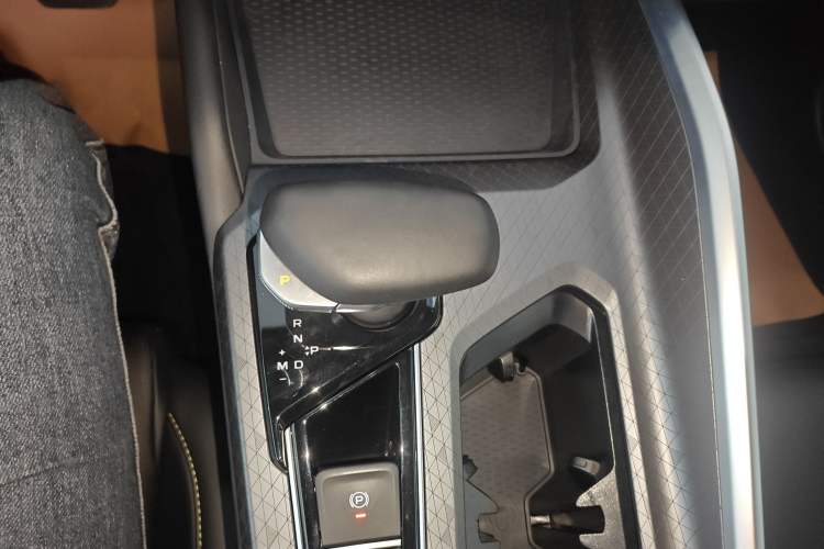Used Geely Auto Preface 2023 1.5TD Fuyao Version Gear Lever