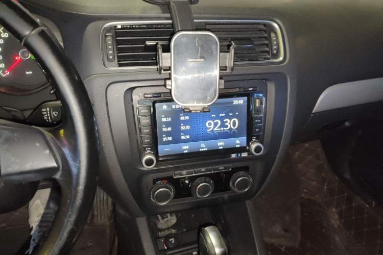 Used Volkswagen Sagitar 2014 1.6L Automatic Comfort Model Audio And AC Panel