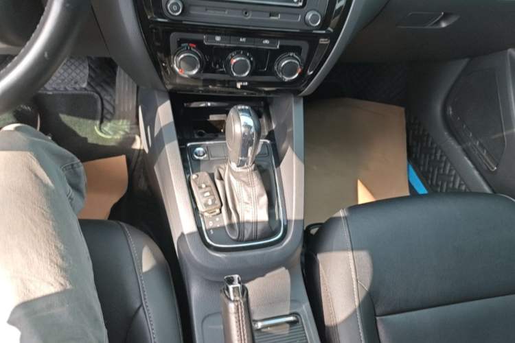 Used Volkswagen Sagitar 2017 230TSI Automatic Comfort Version Gear Lever