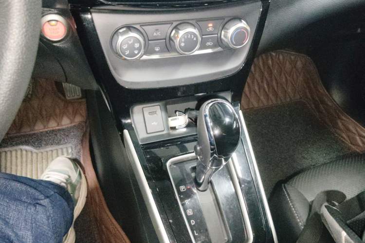 Used Nissan Sylphy 2019 1.6XV CVT Smart Connect Luxury Edition China VI Standard Gear Lever