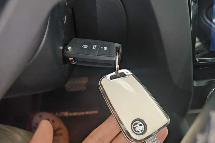 Used Skoda Octavia 2019 1.5L Automatic Smart Drive Luxury Edition China VI Standard Vehicle Key
