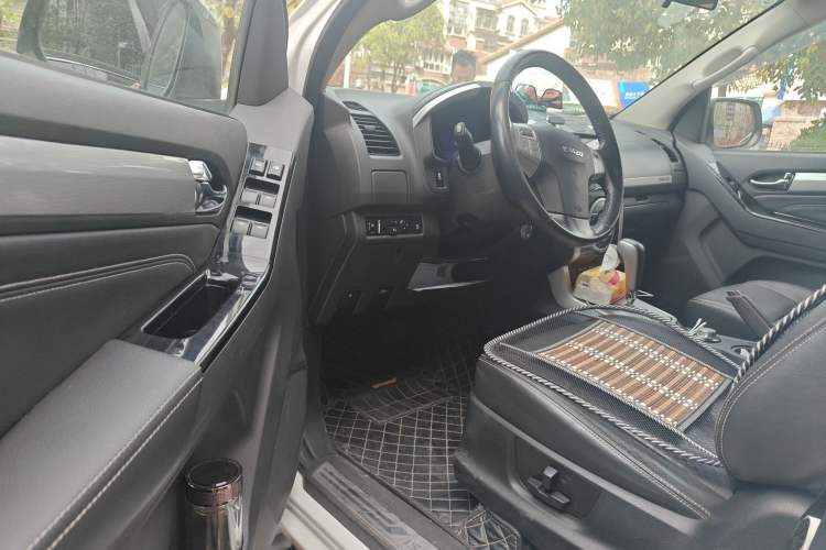 Used Isuzu mu-X 2017 3.0T Four-Wheel Drive Automatic Luxury 7-Seater China V Emission Standard
