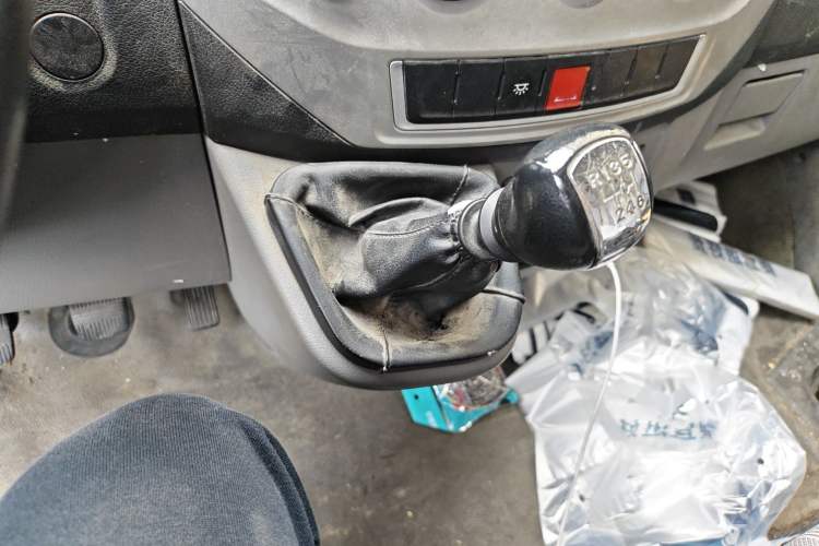 Used Dongfeng Yufeng 2021 2.3T V9 Logistics Vehicle Short Wheelbase Mid-Roof Design 5-9 Seater China V Emission Standard WP2.3