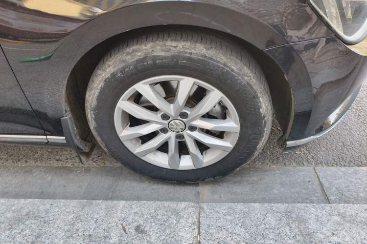 Used Volkswagen Magotan 2017 330TSI DSG Leading Model Right Front Wheel Hub