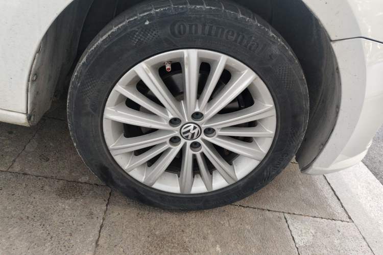 Used Volkswagen Gran Lavida 2014 1.6L Automatic Sport Edition Right Front Wheel Hub